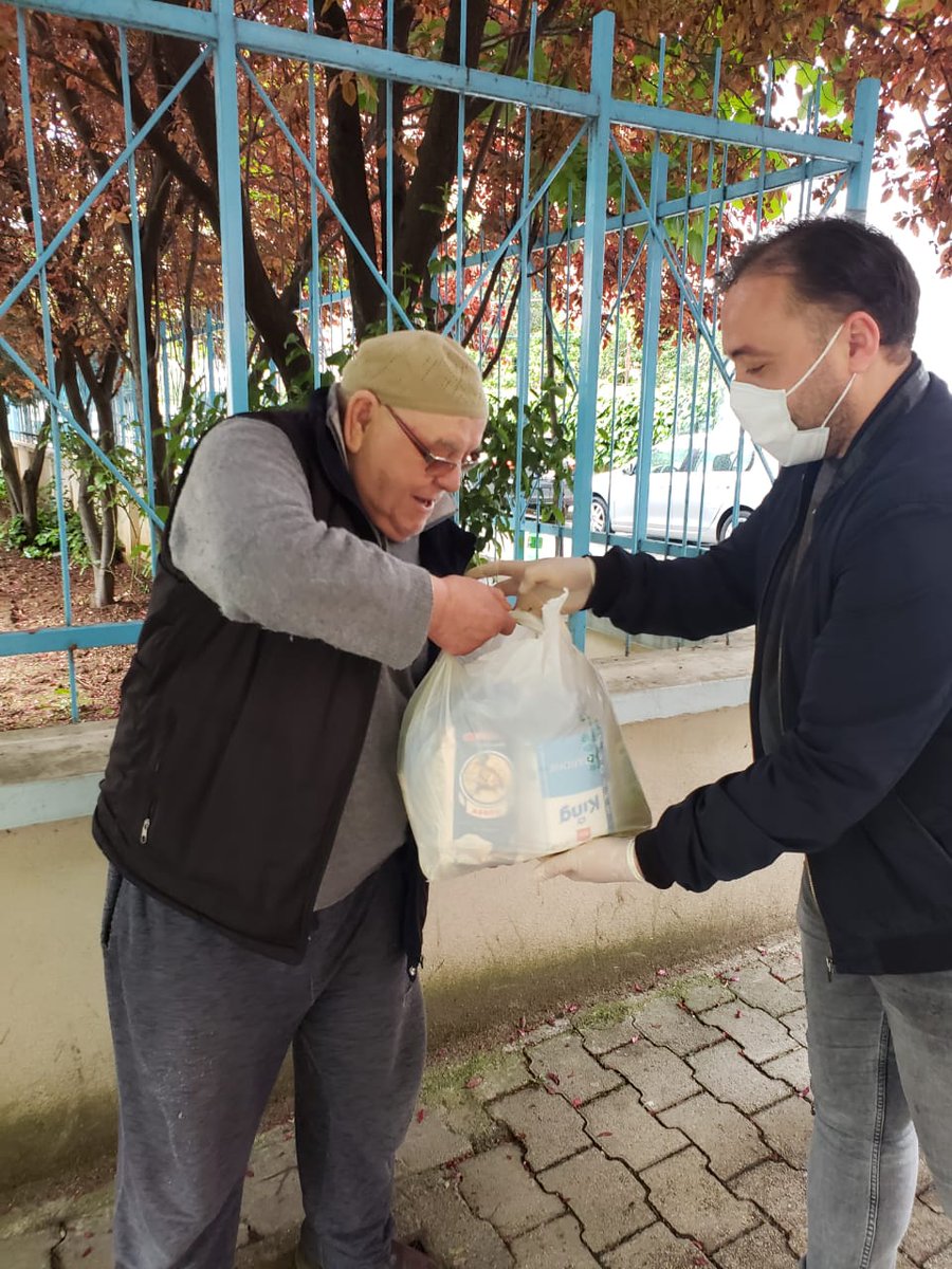fressh5's tweet photo. Sot, në Njësinë 5, vijon shpërndarja e ndihmave ushqimore për familjet në nevojë. https://t.co/VIZjZ74oXT