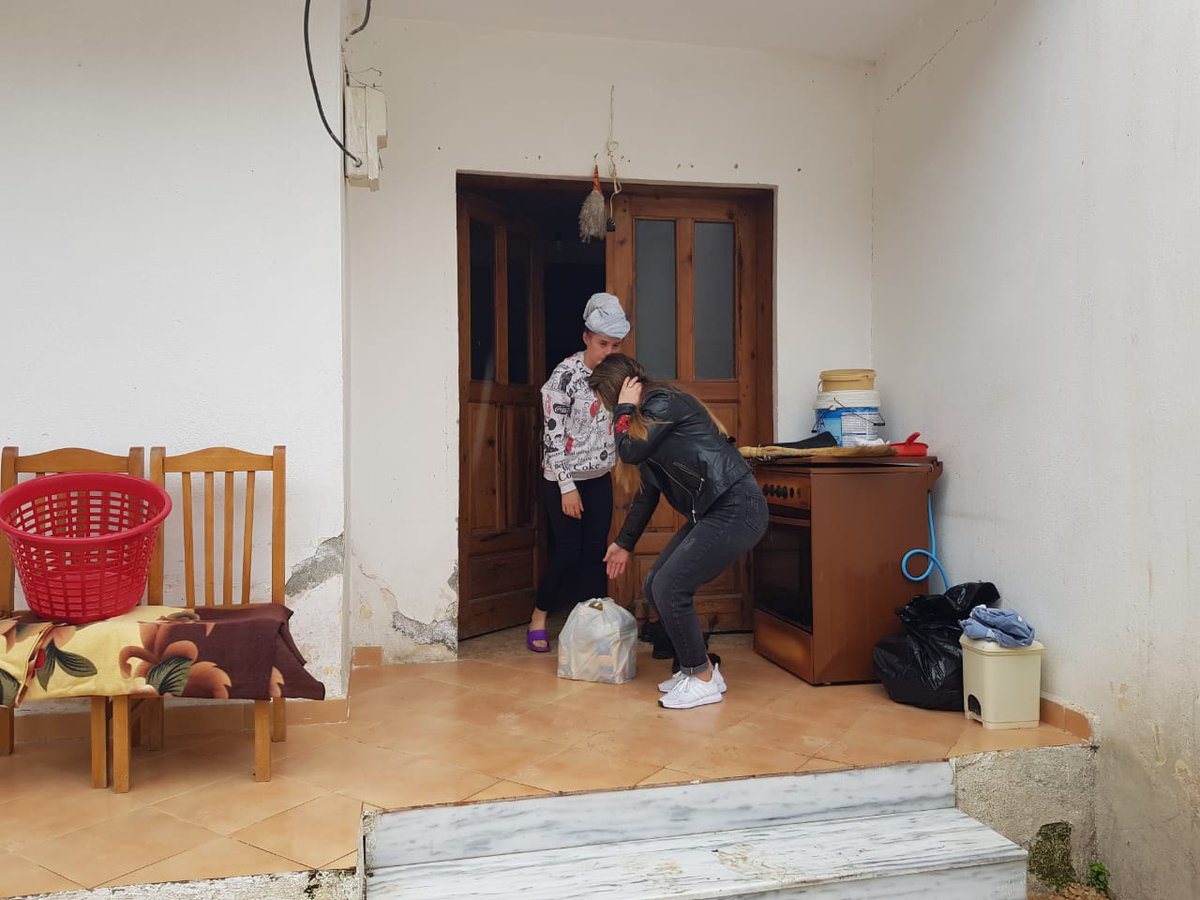 fressh5's tweet photo. Sot, në Njësinë 5, vijon shpërndarja e ndihmave ushqimore për familjet në nevojë. https://t.co/VIZjZ74oXT