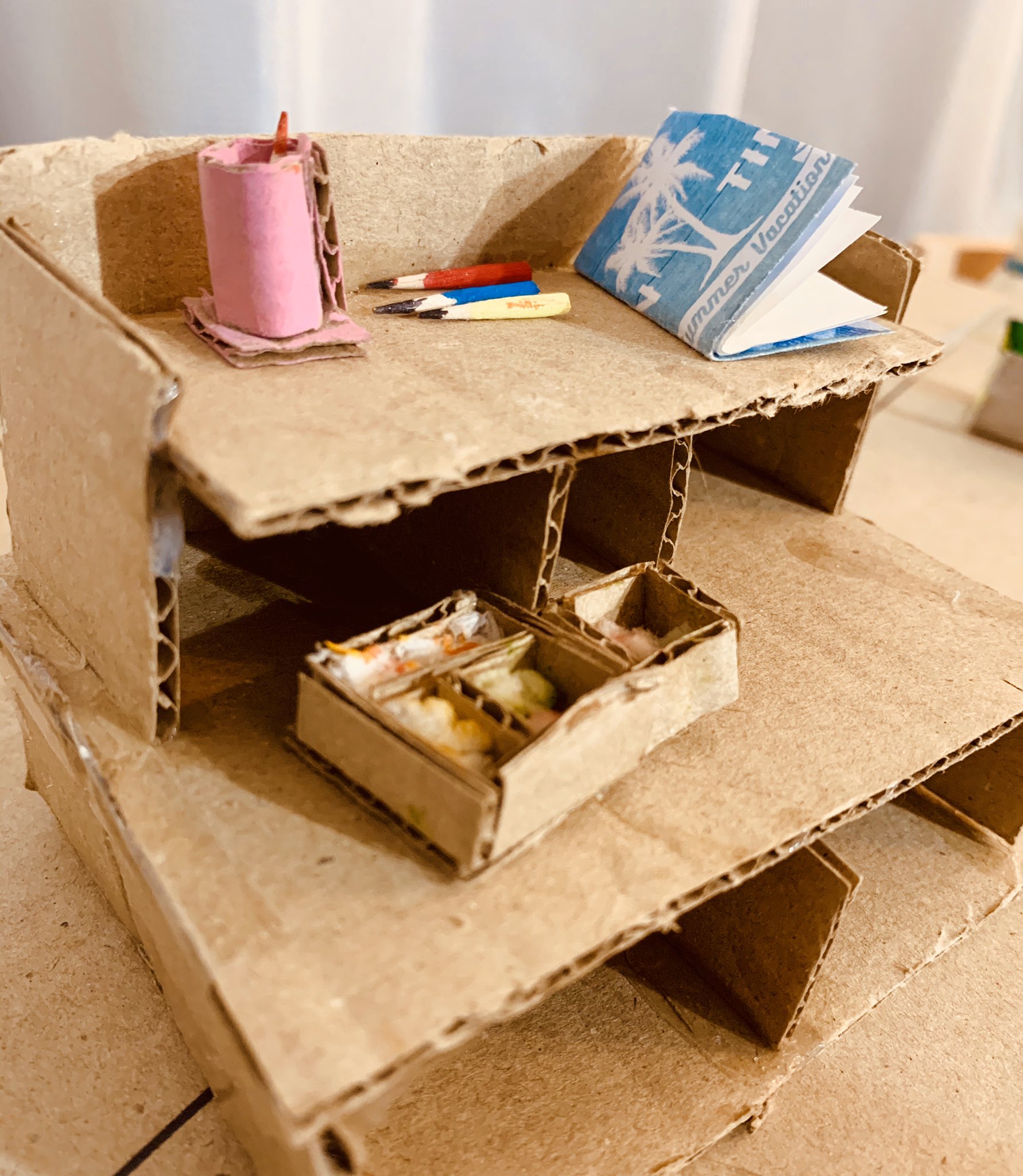 Naoko Yamazaki 山崎直子 休校続きで部屋が散らかり エントロピー増大の法則を実感 閉じた系ではエントロピーは増大 乱雑に向かう 秩序を保つには外部のエネルギーが必要 散らかるのも宇宙法則だから仕方ないか と思えば気休めに 特に子供は 周り