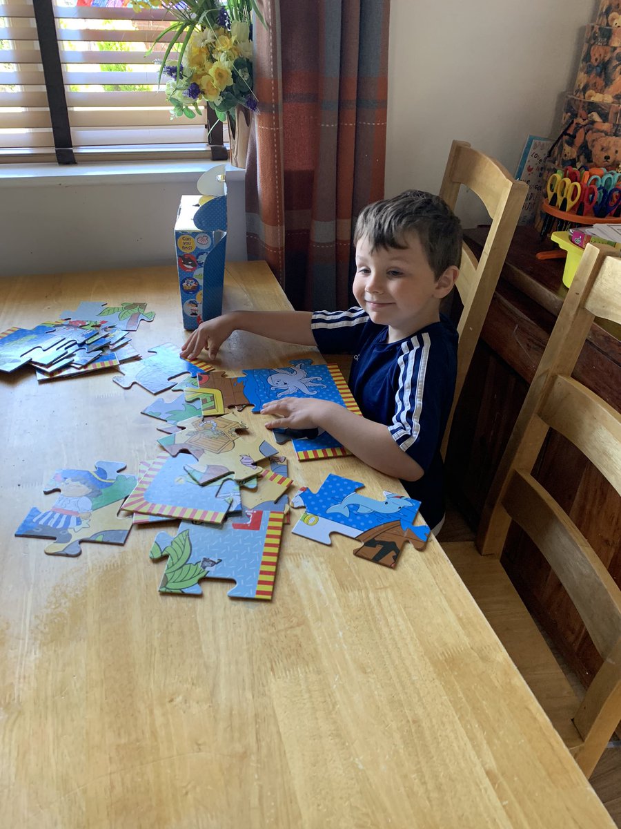 Castell1Kelly's tweet photo. @Kimpton_Primary #loveoflearning all on his own https://t.co/OB5iNkE5KZ