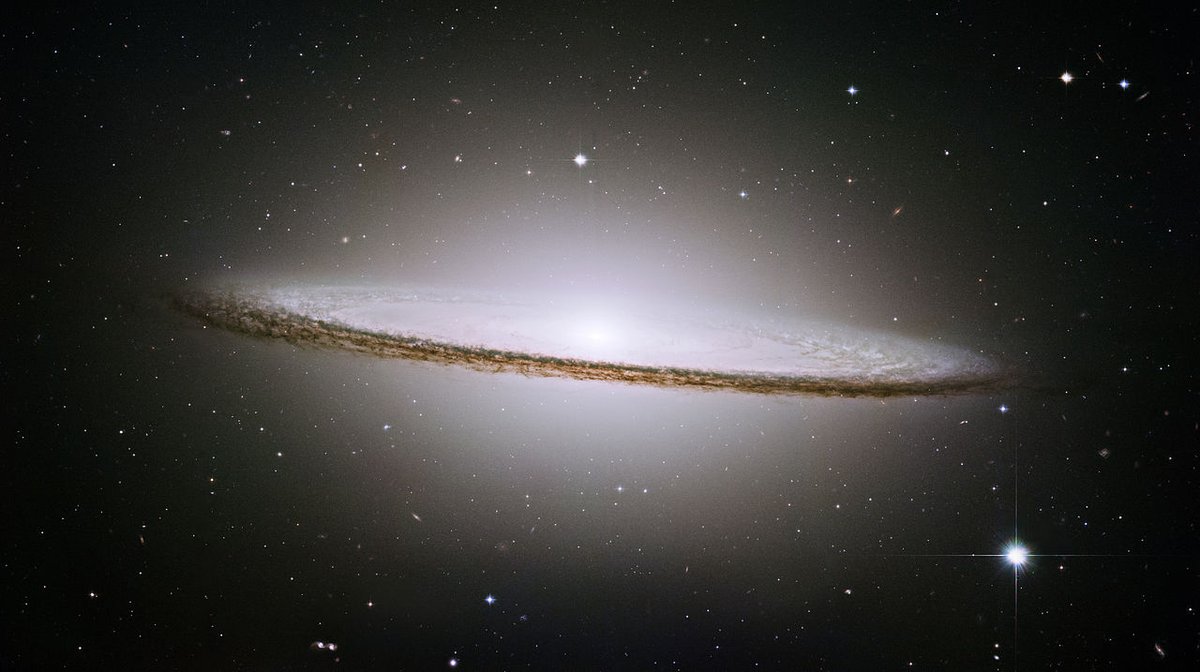 Galaxie lenticulaire La galaxie du sombrero- M104Les galaxie lenticulaires sont des galaxies plutôt plates sans bras ou structure spéciale, avec une croute de glace asteroides et poussière aux bords de celle ci, ce qui lui donne une forme plate.