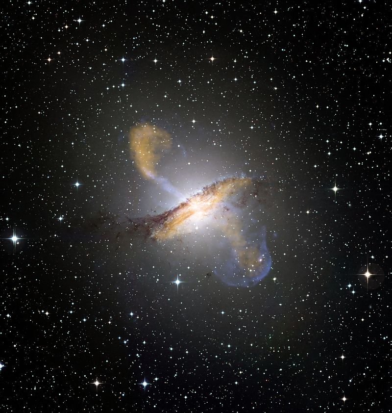 Centaurus-A -NGC5128Un autre exemple de galaxie lenticulaire, ma préférée. Deux jets de matière sortent du noyau a la moitié de la vitesse de la lumière. Elle est située a 13 millions d’années lumière dans la constellation du Centaure.