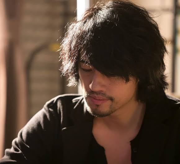 メソ 斎藤工のこんな感じの髭に憧れるのだが 2週間放置でもこの程度しか生えないから一生叶わない ヒゲ似合わないって言われるから別にいいけどさ