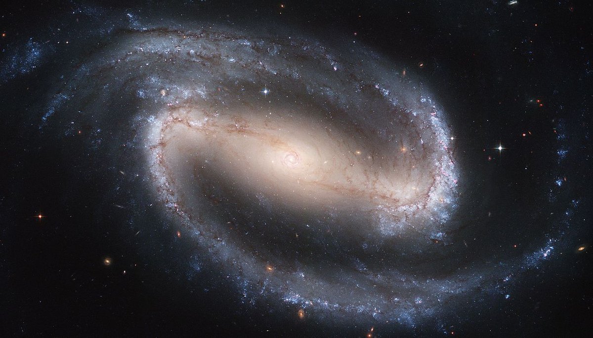NGC 1300La plus connue des spirale barrées. D’une dimension de 130000 années lumière et distante de la terre de 72 millions d’années lumière. Visible seulement depuis l’hémisphère sud, dans la constellation de l’Éridan.