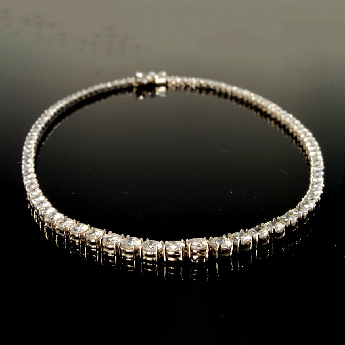 LockdalesLtd's tweet photo. The hammer knocked down at £13,000 for this stunning 18ct white gold necklace, set with over 90 diamonds! https://t.co/Ehut7noEWe
#Lockdales #auction #jewellery #gold #whitegold #diamond #necklace #finejewellery https://t.co/G5UKmr2Jwd