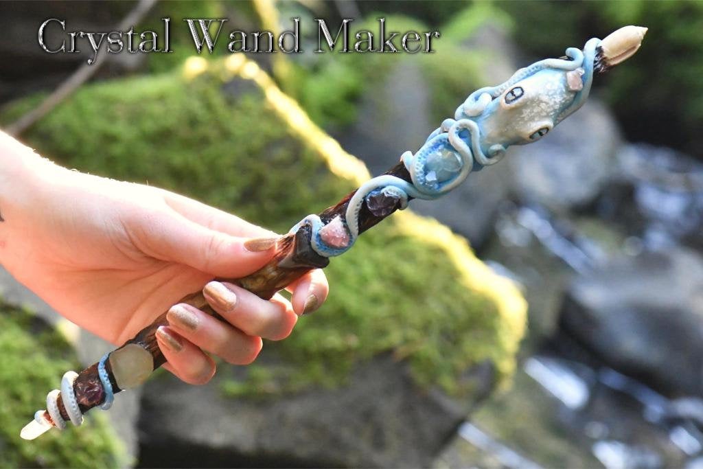 How cool is this amazing one of a kind Ocean Magic Octopus Wand by Amber Beavani? 😍 See more here:
etsy.com/listing/798474…
#wands #crystalwands #oceanwand #octopuswand