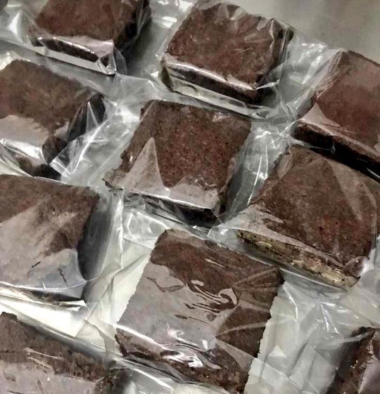 JeisonSparrow's tweet photo. #CARACAS para ayudarme economicamente estoy vendiendo Brownies de chocolate, tambien ajuste mis precios.

Precio x unidad: 130.000 mil
Delivery: 30.000 mil

A partir de 3 brownies el #DELIVERY te sale #GRATIS 

Con un RT me estarias ayudando muchisimo, gracias🙏🏼 https://t.co/ddaZgWdNGk