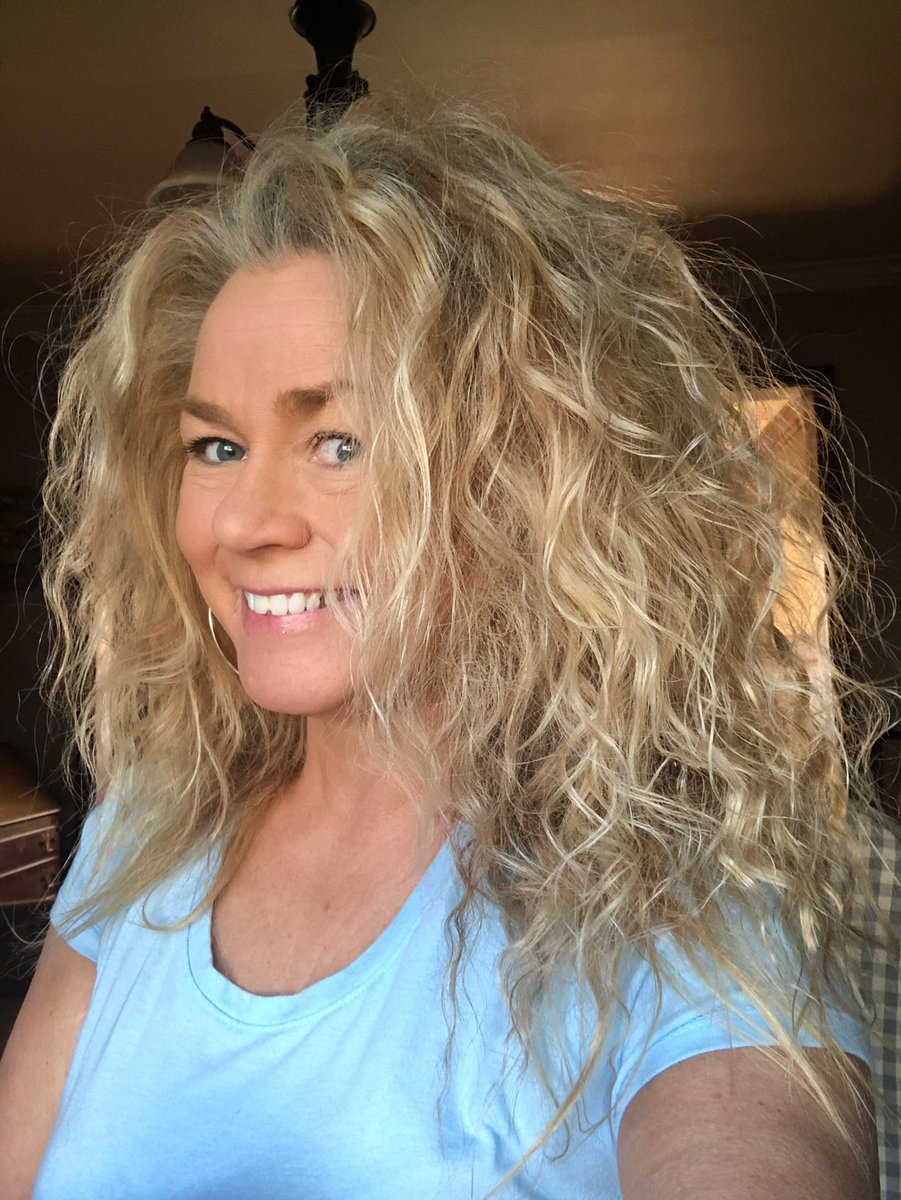 ckinfla's tweet photo. 🌺Frenchied my hair pre-bed, sprayed in a lil @love_amika #brooklynbombshell 💜at my roots & #bushwickbeach 💚no-salt wave spray throughout &☀️POW☀️: Surfer Girl beach waves in the morning! 👙🌴🏄🏼♀️
#loveamika #myrootsarechaos #beachhair #quarantinelife #hanstine https://t.co/g535V5Azgy