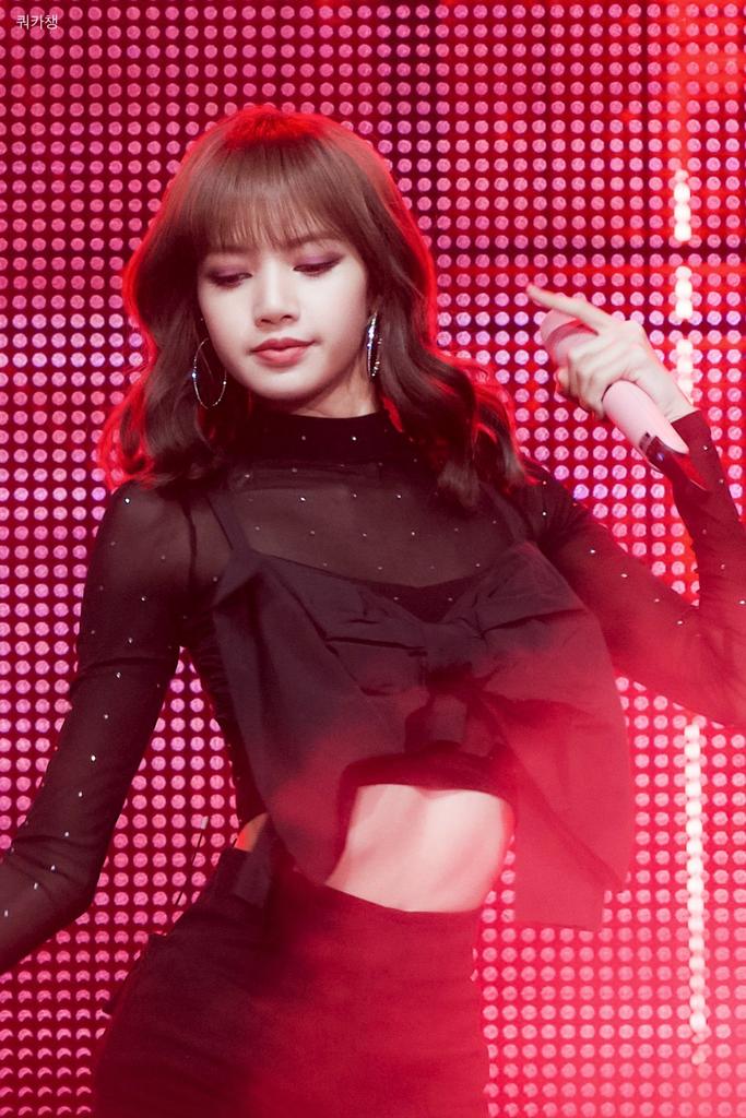 A thread of Lisa's viral moments in twitter  Are you ready?  #LALISAMANOBAN #LISA  #LALISA  #리사  #リサ  #ลิซ่า #블랙핑크  #BLACKPINK  @ygofficialblink