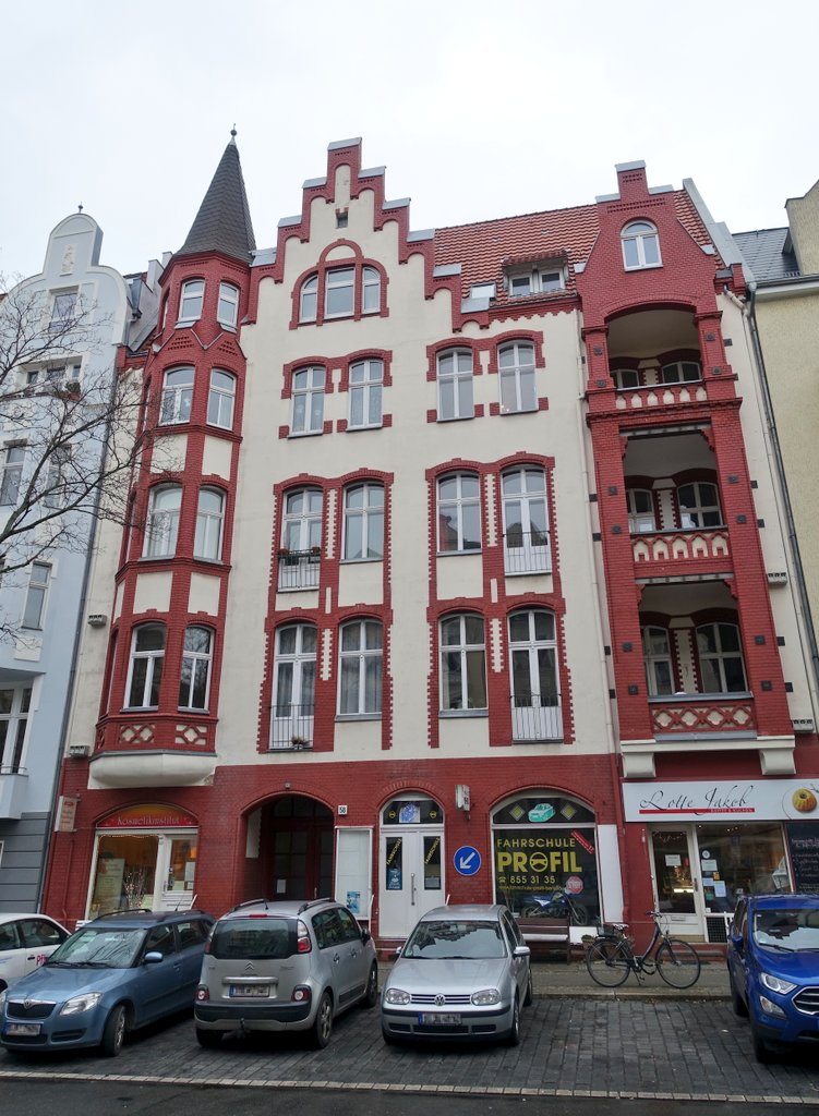 64a\\ In late 1901, Luxemburg moved to an apartment at Cranachstraße 58 (2nd floor). She lived here for nearly 10 years, cohabiting with her cat Mimi. She initially moved here with Leo Jogisches. She had a maid, who slept in the kitchen. Picture: Luxemburg in her apartment (1907)