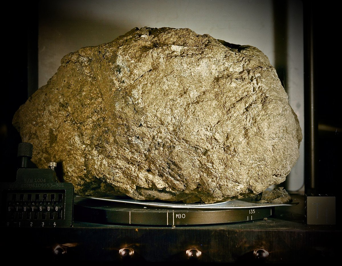 missionmovie's tweet photo. BIG MULEY!
Can we excite you with a rock?
#Apollo16 sample 61016 , better known as BIG MULEY, was found at Plum crater. It weighs 11.7 kg &amp; was the LARGEST  returned by any mission.

#NASA #Space #Apollo #BigMuley https://t.co/gWkYzHUyVE