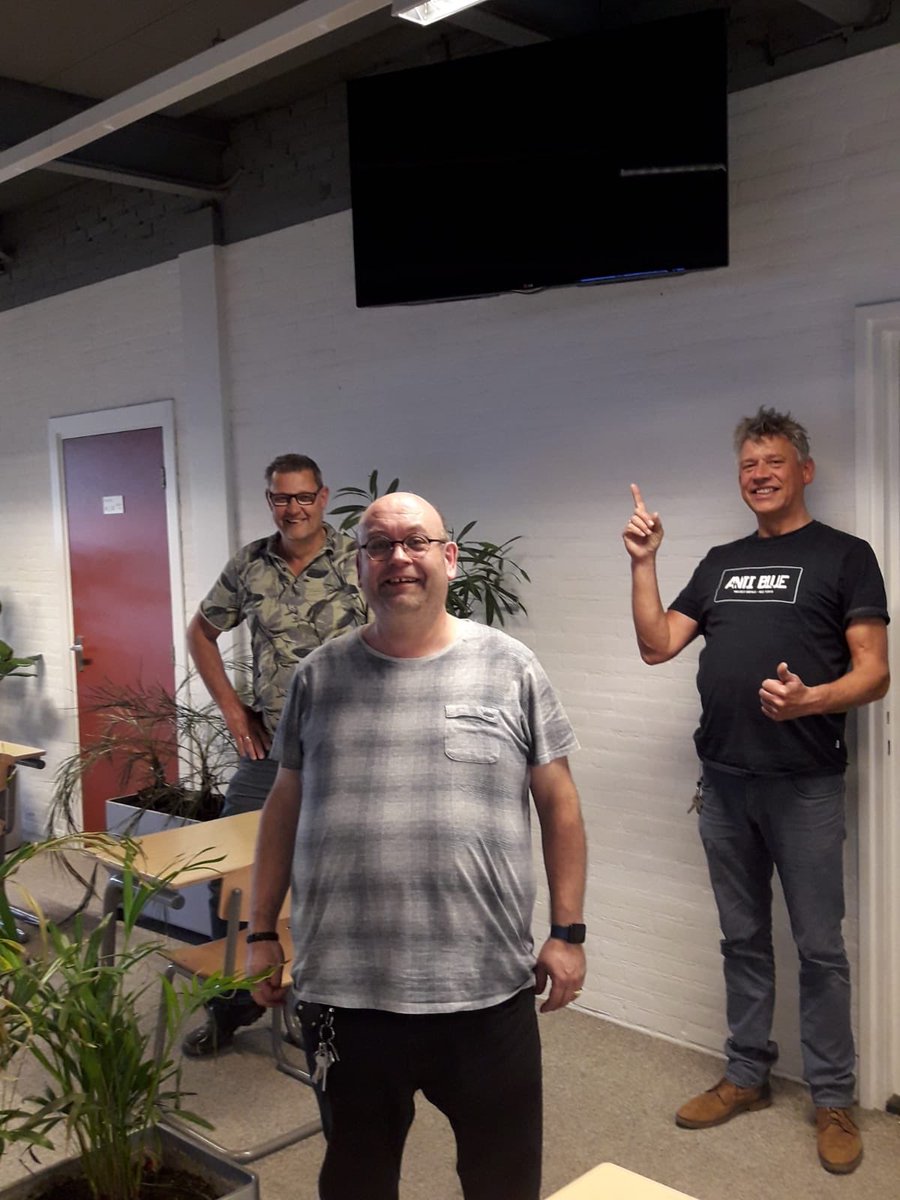 Leren is communiceren. Daarom hebben onze huismeesters een mooi nieuw scherm opgehangen in ons leerplan. Zodat we goed communiceren met onze leerlingen.