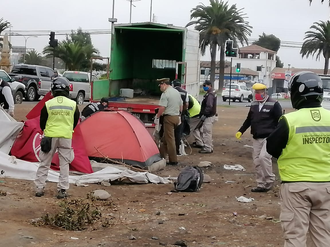 jacob_LaSerena's tweet photo. Atendiendo una denuncia de  vecinos, Inspectores Municipales, en coordinación con Carabineros y Servicio de la Comunidad, realizaron nuevo operativo de aseo, limpieza y desalojo de campistas que beben alcohol y consumen drogas en la vía pública, creando foco de inseguridad. https://t.co/3R5Kkdn4Ts