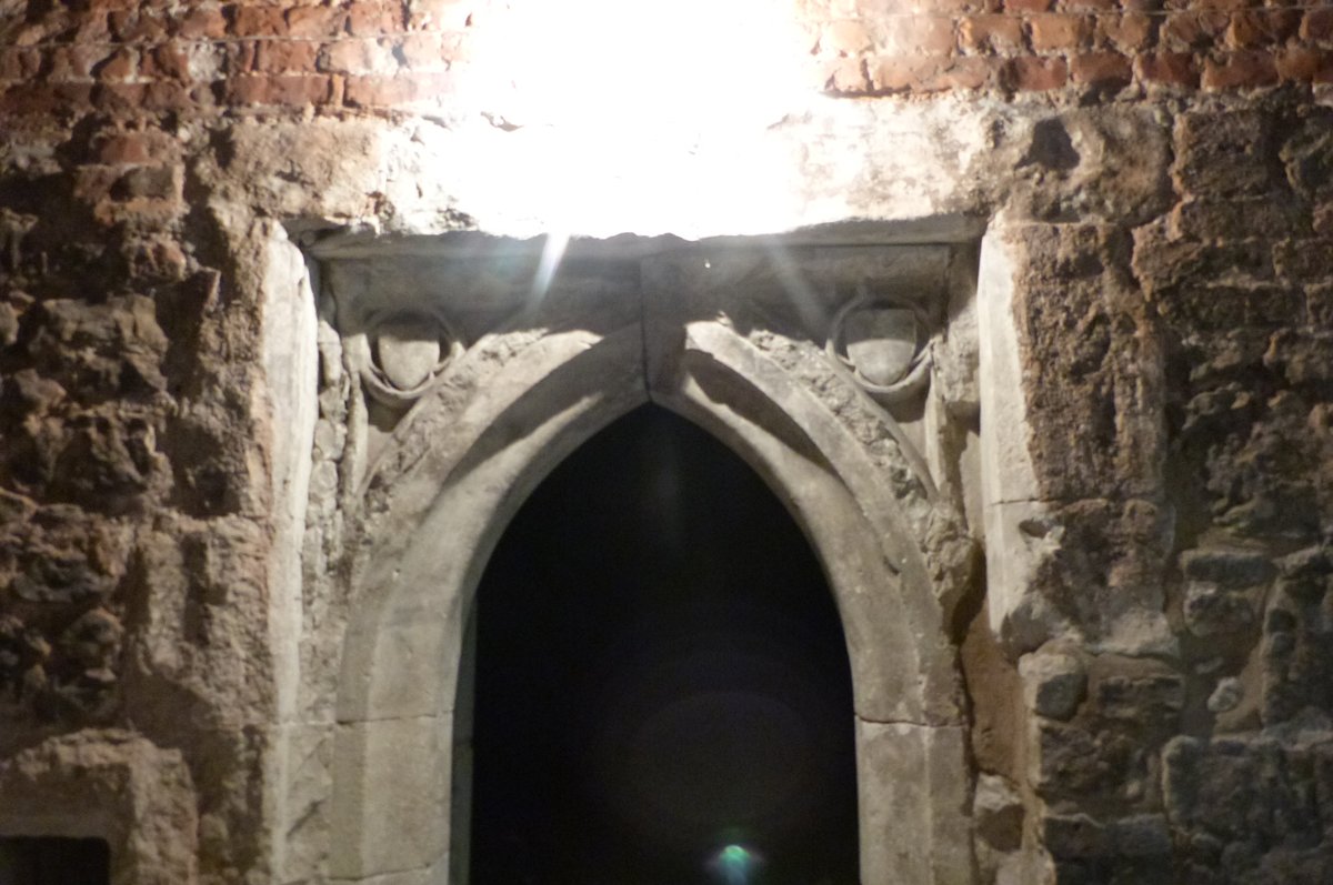 The London Charterhouse, founded 1371 by plague pit N of the City Walls: 25 individual cells for each brother around the Great Cloister, (now London medical school but you can usually follow someone in pretty easily). Door of one cell survives, Chapter House became a chapel.