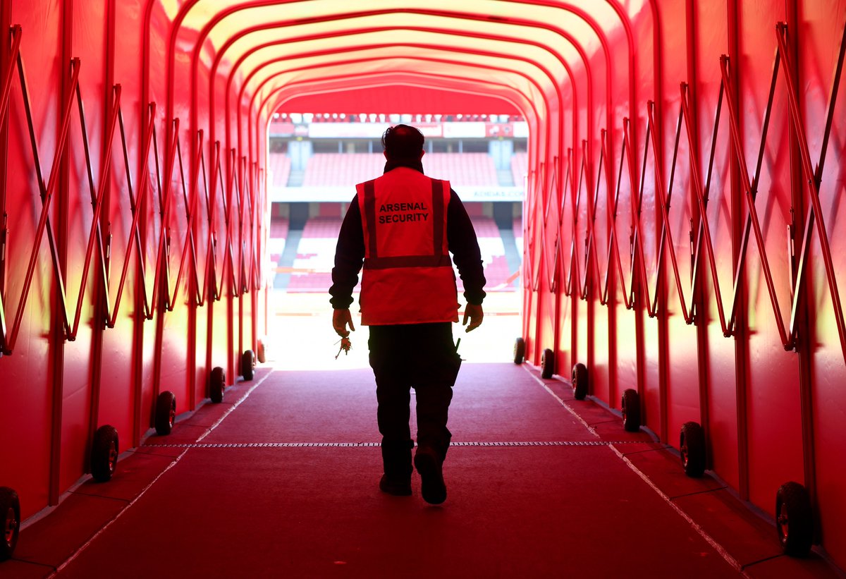 Arsenal's tweet photo. Working hard to ensure we're ready to go again as soon as possible 👏

To our small workforce maintaining our facilities and pitches...

Thank you ❤️ https://t.co/tXIrTyYyVO