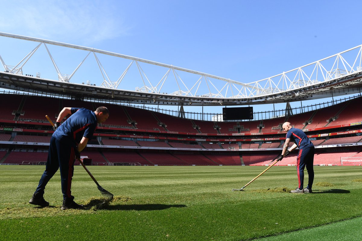 Arsenal's tweet photo. Working hard to ensure we're ready to go again as soon as possible 👏

To our small workforce maintaining our facilities and pitches...

Thank you ❤️ https://t.co/tXIrTyYyVO