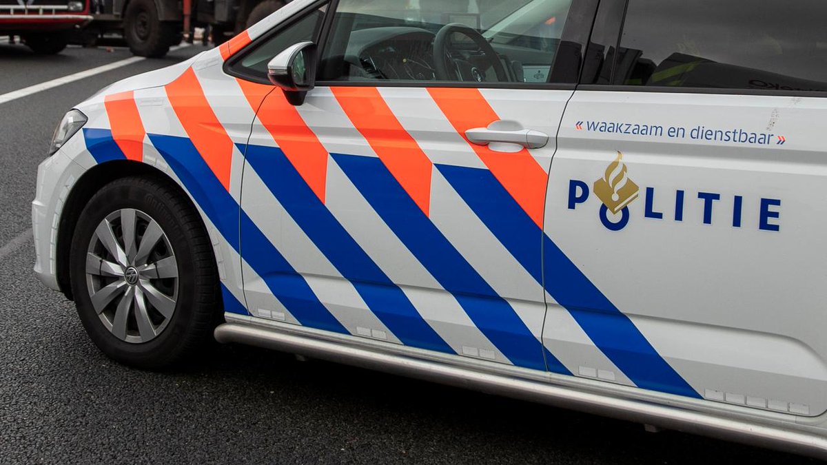 Follow us on YouTube Politie schiet op verdachte die agent neerstak in Brabants dorp Haghorst....