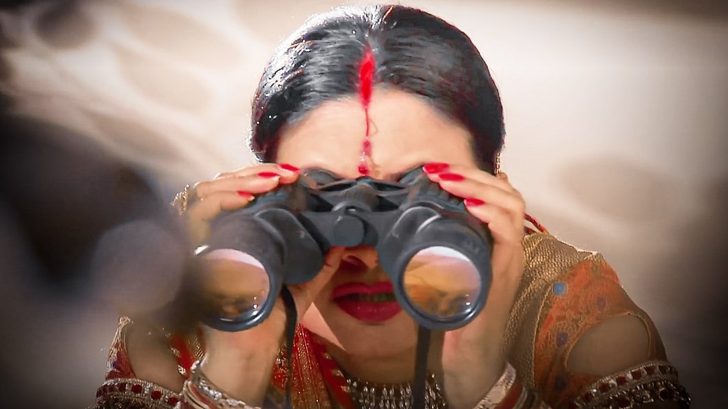 Kangan pehnaoing act under Mamiji's spying eyes. #Arshi  #IPKKND  #BarunSobti  #SanayaIrani  #IssPyaarKoKyaNaamDoon  #IPKKNDRewind