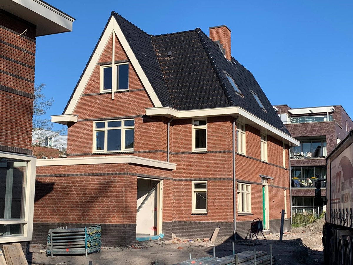 In ons nieuwbouwproject Laantje van Welgelegen in Voorhout zijn de woningen uit de steigers. Kijk ze nu eens stralen in de lentezon. #debouwgaatdoor