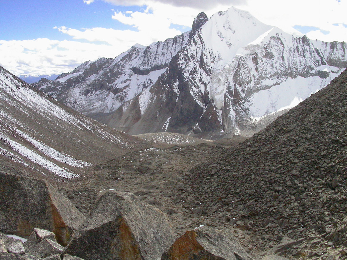 Unnamed summit in Nyainqêntanglha range, གཉན་ཆེན་ཐང་ལྷ་, Central Tibet, taken from a pass at ~5800m asl. #EarthDay   #EarthDayAtHome 7/n