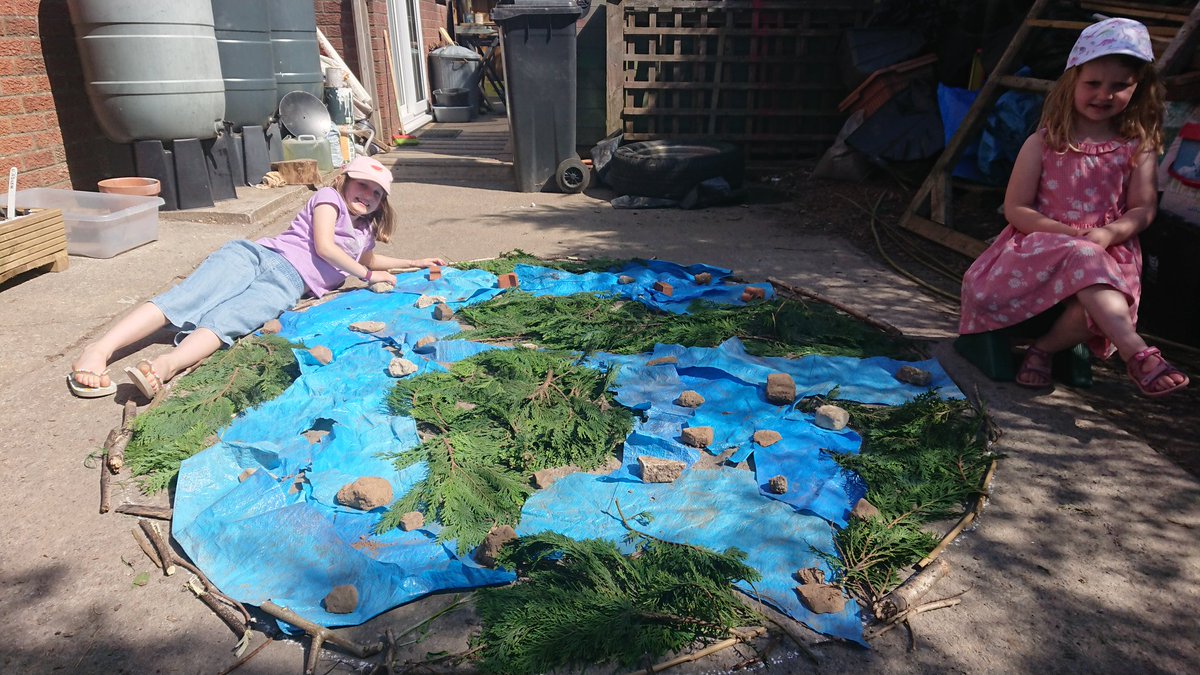 SarahPontstic's tweet photo. Mwynhau gwaith ysgol heddiw. Celf #EarthDay @santestudful @WWFCymru https://t.co/uCWOlAVbAn