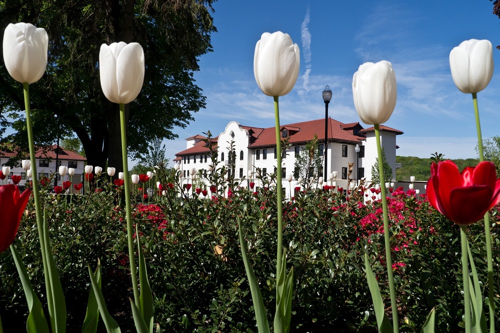 MontclairAlumni's tweet photo. "The environment is where we all meet, where we all have a mutual interest; it is the one thing all of us share. It is not only a mirror of ourselves, but a focusing lens on what we can become." – Lady Bird Johnson
Happy Earth Day! 🌎
#RedHawkEarthDay @montclairstateu https://t.co/JogSagfYJC