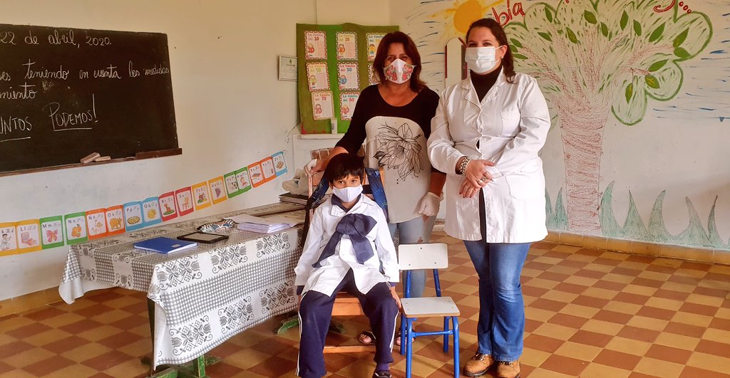 stecheraoficial's tweet photo. En la Escuelita Rural 71 de Campamento en #CerroLargo. Mateo  cursa 3° y es el único alumno que concurre. Hoy junto a su madre hizo 22 km para retomar clases, las que son dictadas por la maestra  Karen Arellano. https://t.co/QLMRtbXjdX