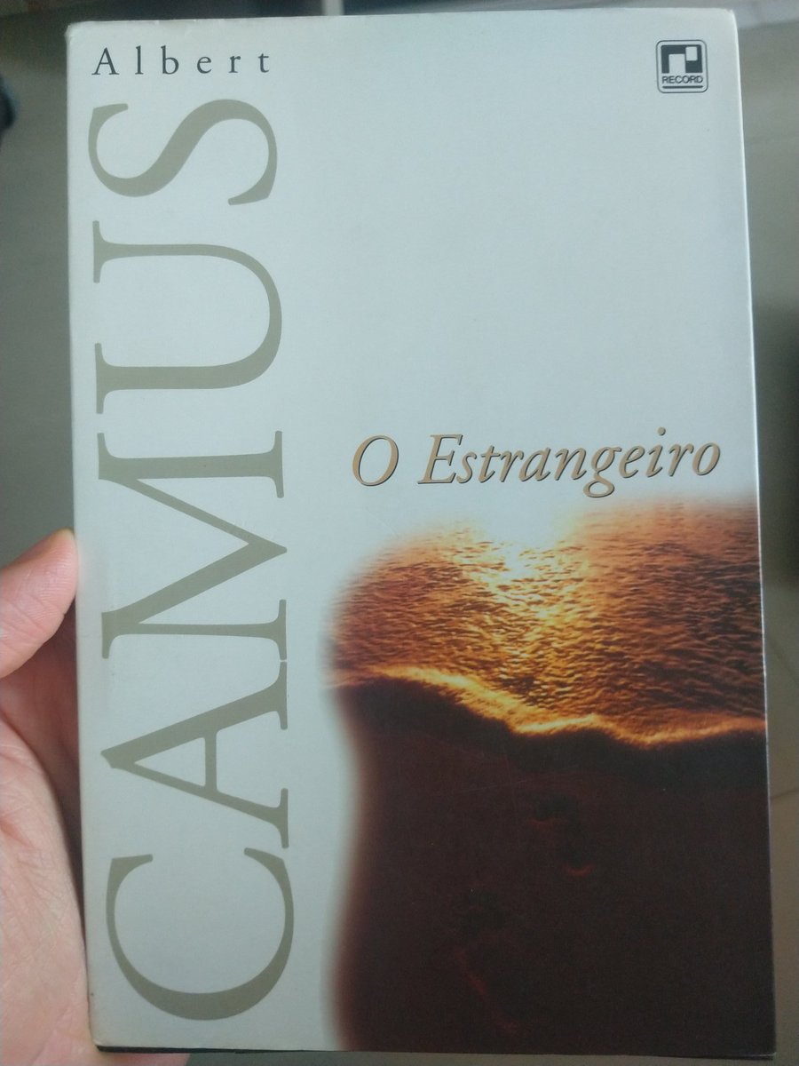 Baixe uma amostra d'O estrangeiro e leia o primeiro parágrafo. É um livro em que qualquer interpretação sobre o protagonista fala mais sobre a psique de quem profere a Opinião do que sobre o personagem em si. Só vou dizer isso.