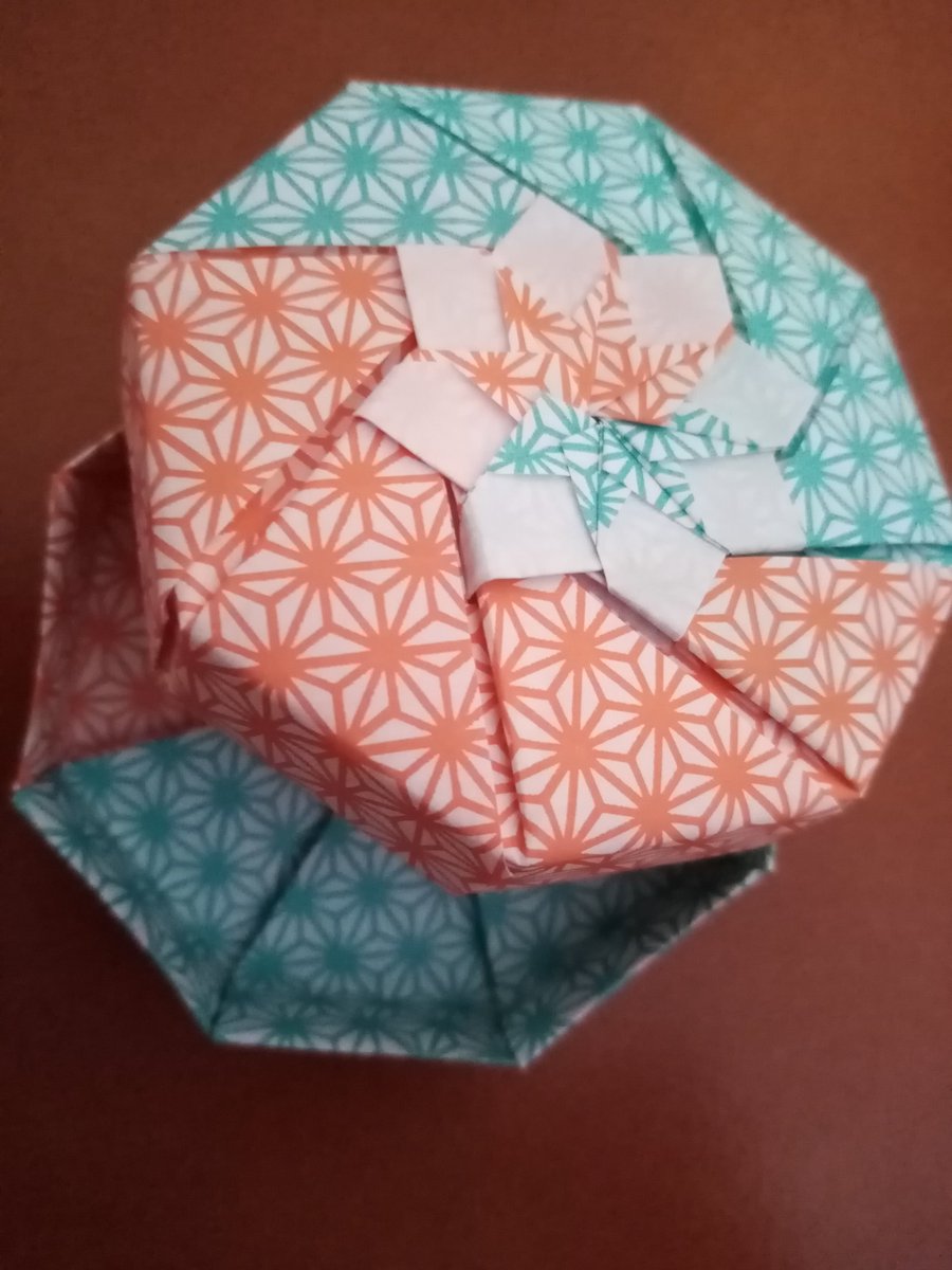 michasorigami1's tweet photo. #hexagonshape #origami #StayAtHome  #StaySafe #letsfold #Mindfulness little box #origami https://t.co/Xy0SAxEuYo
