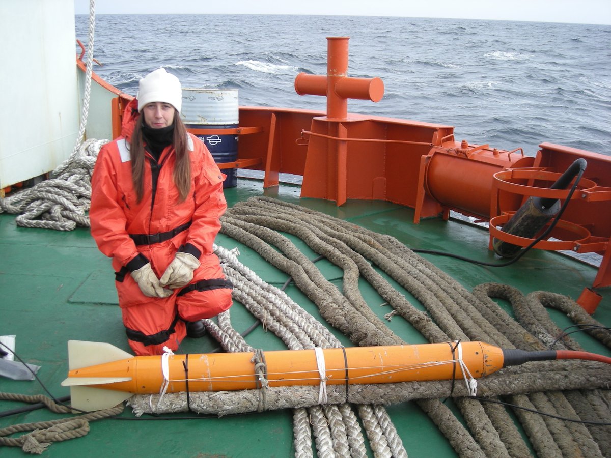 NASA en español on Twitter: "Yasmina Martos de @NASAGoddard usa datos de magnetismo para estudiar qué hay bajo el hielo polar. Yasmina prevé que en el futuro, drones y vehículos submarinos no