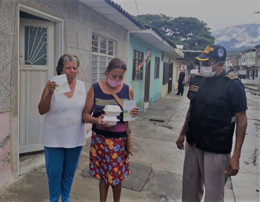 CapellanesP's tweet photo. La Solidaridad en tiempos de crisis con los #Capellanes de Paz en #Pradera valle del cauca https://t.co/C5aZYQisk6