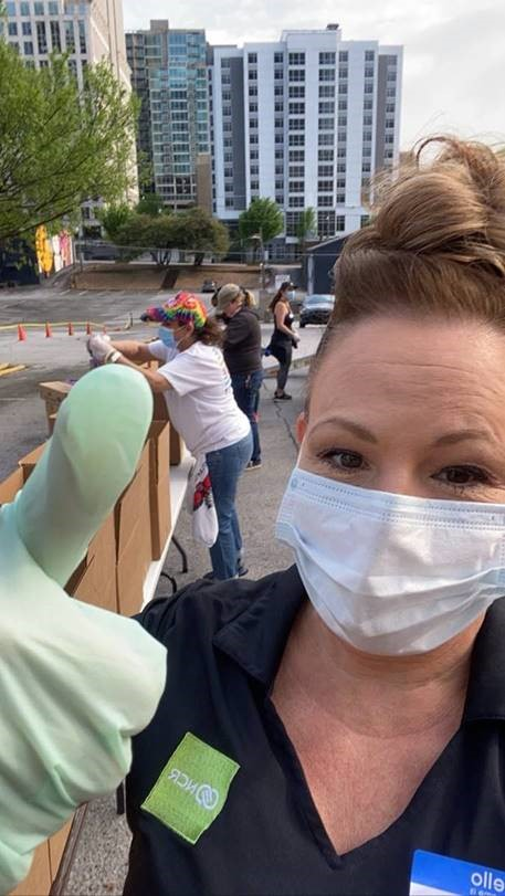 ncr_voyix's tweet image. Our Atlanta employees teamed up with our customer @CafeIntermezzo &amp;amp; supplier @USFoods to distribute 50,000 LBS of donated groceries to individuals and families who work in the restaurant, hotel &amp;amp; food service industries &amp;amp; are experiencing challenging times because of the crisis.