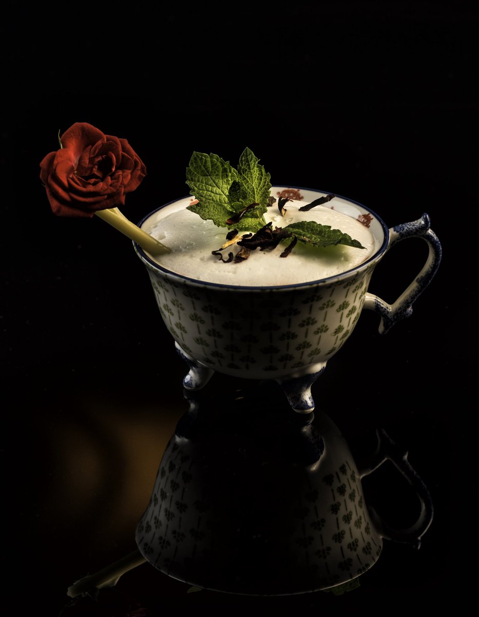 😎 A different way and springtime to have a punch❗️Extremely refreshing, intense, 💐flowering‼️
<a href="/TanqueraySpain/">Tanqueray Spain</a> N°TEN infused Beauty Rosebuds, 🍊 Grand Orange liqueur <a href="/MarieBrizardES/">Marie Brizard España</a>, a touch of homemade rose syrup, fresh lime juice, 🍑 blood peach puree and 🍾 top of champagne❣️