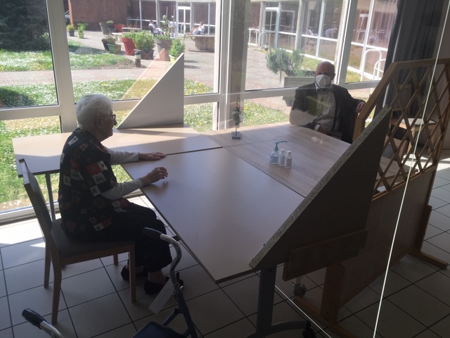 #COVID19 
Jean-Paul Bossu est le dernier à avoir pu rendre visite à sa maman, Madeleine Lefebvre, 96 ans, avant le confinement de la Maison d’Augustine. Belle coïncidence, il est le 1er à profiter du dispositif de visite en EHPAD😃et sa maman est en bonne santé #MerciAuxSoignants