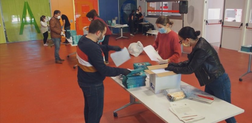 elforovillena's tweet photo. La cultura local se pone en valor. Gran gesto regalando 3.600 libros 📚 de autores locales, para los niños #villena #JuntosSaldremosAdelante #somosforo https://t.co/WUuCkSakJN