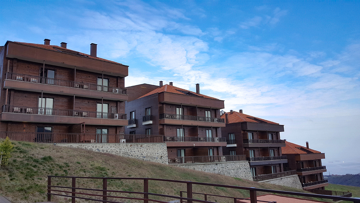 SeraLakeResort's tweet photo. 🌄 #GüzelGünlerYakında Güneşli ve sağlıklı günlerde sera gölü, vadi ve karadeniz manzarası eşliğinde mutfaklı, 3+1 oda tipi apart ve villalarımızda tekrardan karadenizin ruhunu yaşayacaksınız. #trabzon #akçaabat 
🔸 Siz şimdiden planınızı yapın. https://t.co/FjEi8RBJZJ