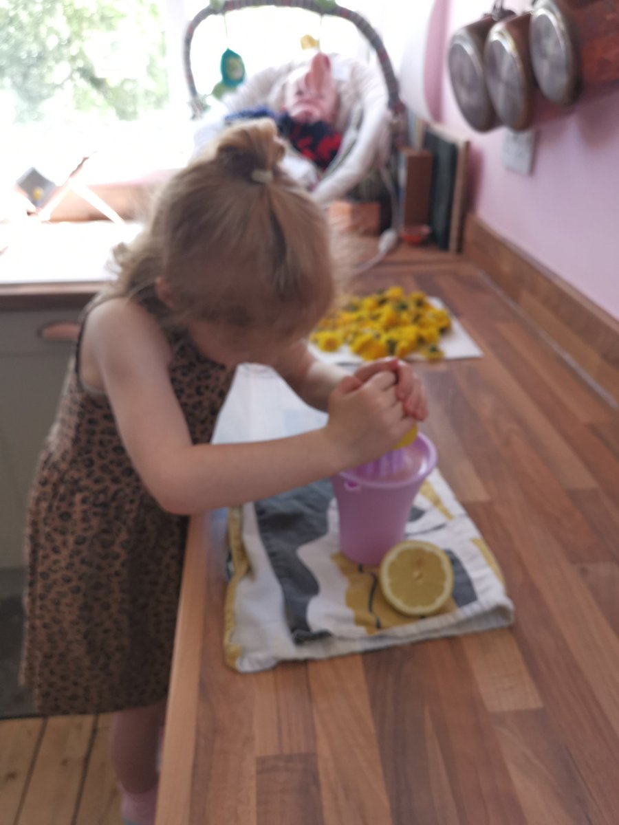 ProjectsJess's tweet photo. It was such a beautiful day today we collected some dandelions to make our own honey🌻🌼🍯@NormantonAS https://t.co/zdISJjWOsG