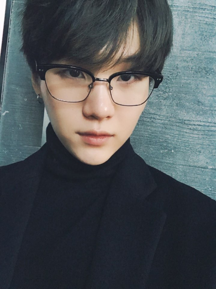 Yoongi as Black Reaper Kaneki bc they both cold on the outside but toasty warm on the inside (this yoongi pic is actually why I made this thread)