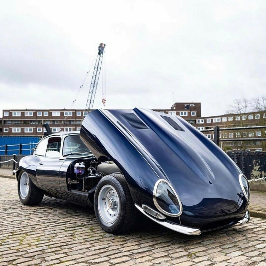 WeirdoFalcon's tweet photo. L'une des plus belles lignes de l'Automobile.

Thanks to @machinistic for this picture.

#type #jaguaretype #etype #jaguar #jaguartypee #jaguarclassic #jaguarcars #jaguarlovers #drivetastefully #driveclassics #classic #classiccar #petrolicious #auto #aut… https://t.co/KIHmOdpFLK https://t.co/19hdp3AiF3