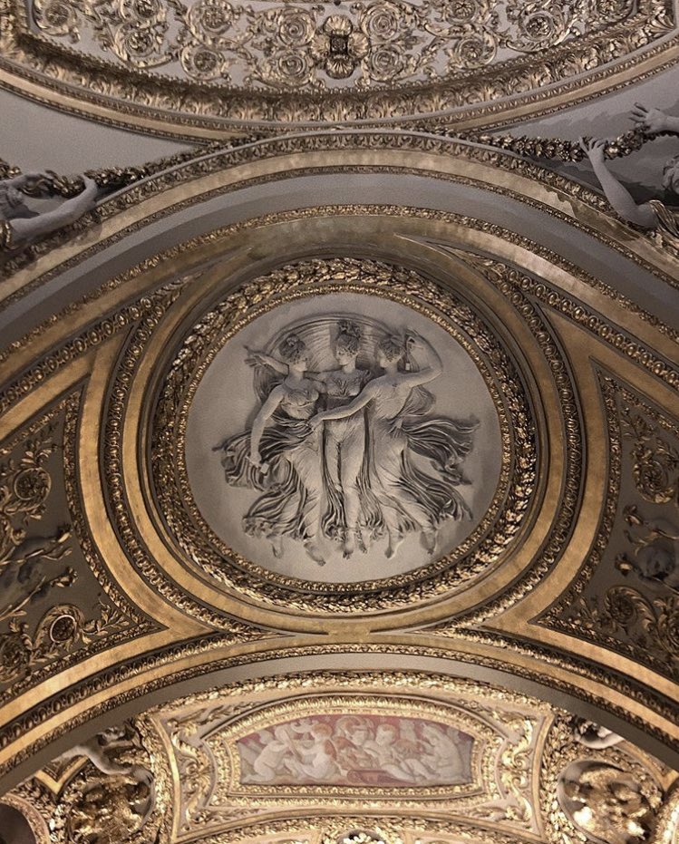 (4) photos publiées sur insta par ariana durant sa visite au musée du louvre (2019)