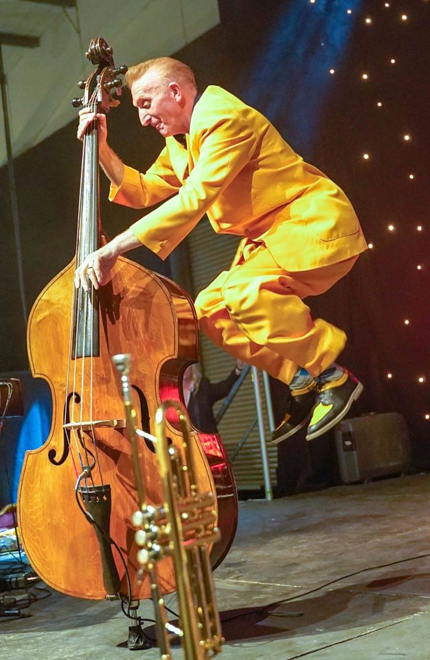 Can you ever get enough Sunshine? More dancing on my own to the <a href="/jiveaces/">The Jive Aces</a> #JiveStream #TheShowMustGoOn facebook.com/jiveaces/video…