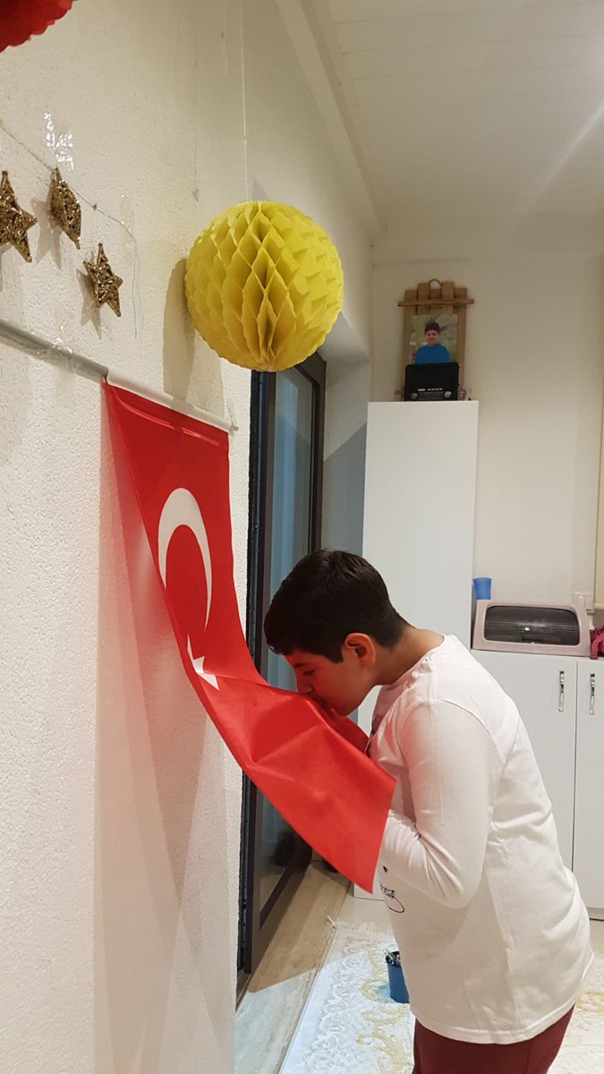 TurkbukuI's tweet photo. Bayrağımıza saygıyla #yüzyıllaryaşa23Nisan
#23NisanEvimde
@tcmeb @ziyaselcuk @pervin_tore @aslankorkmaz2 @bodrumMEM @MesutTOPALOLU https://t.co/86RbksJD9R