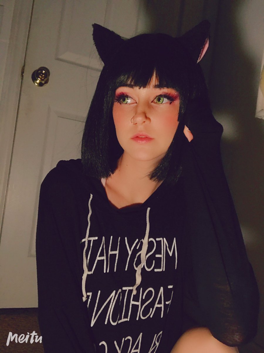 || Here’s my Blake cosplay as promised! V4 and a v7 costest. Thanks for 100 followers 💜