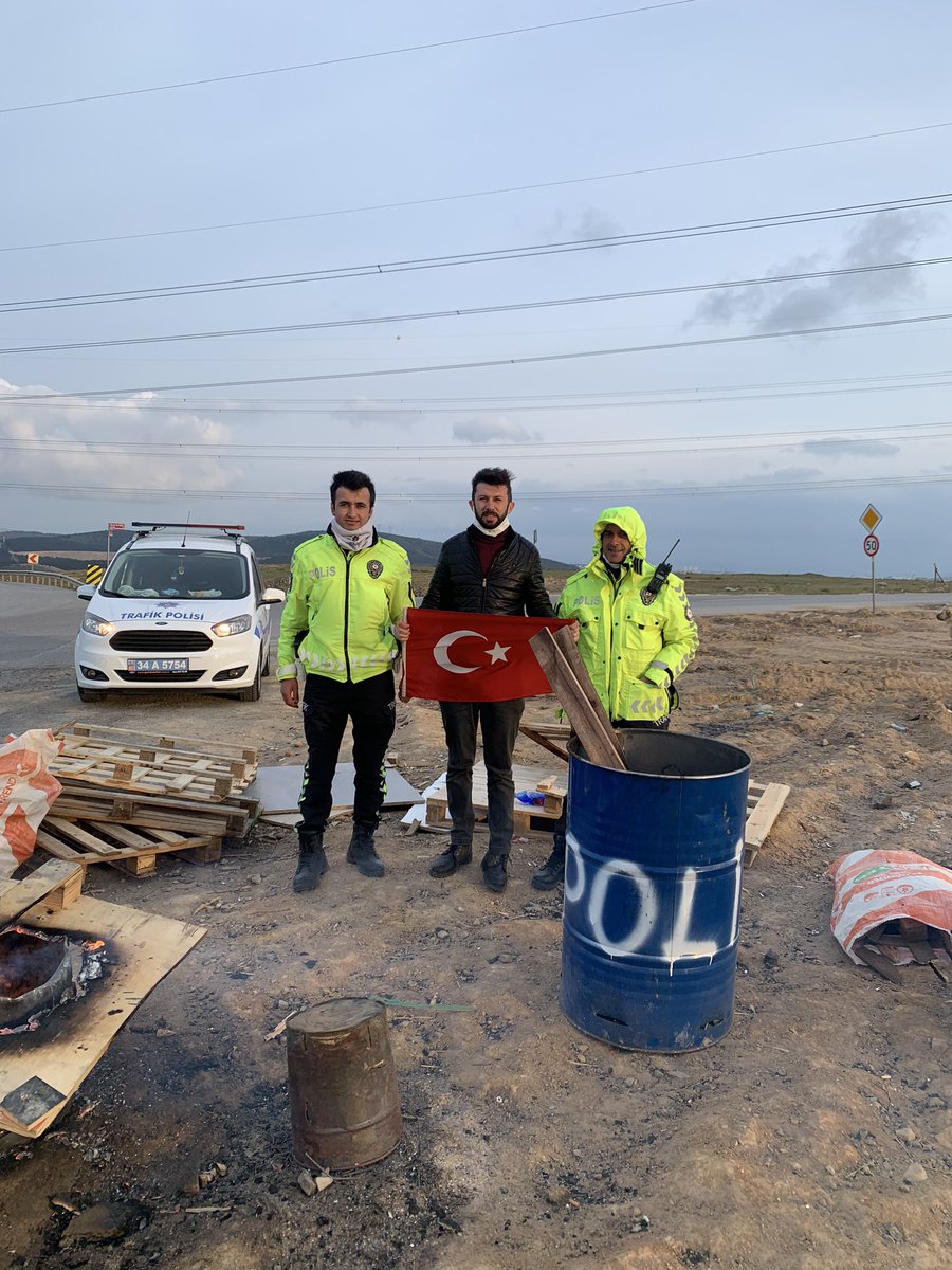 MSefaMATARACI's tweet photo. Dün akşam  geç vakitlerde gebze sınırdaki polis 👮‍♂️ kontrol noktasında yüce türk polisinin görev noktasında soğuk hava şartlarına ve Covit-19 rahmen görevlerini yerine getirdiklerini ve üşüdüklerini farkettim. #100YıllıkEgemenlik #polisinesahipcık @EmniyetGM https://t.co/gJneqITitm