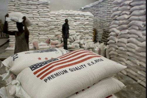 Bill Clinton évoqua le rôle que son administration a joué dans l'exportation vers Haïti de denrées alimentaires américains subventionnées, profitant du fait que la baisse des droits douanes était une des condition attachées aux près du FMI/banque mondiale