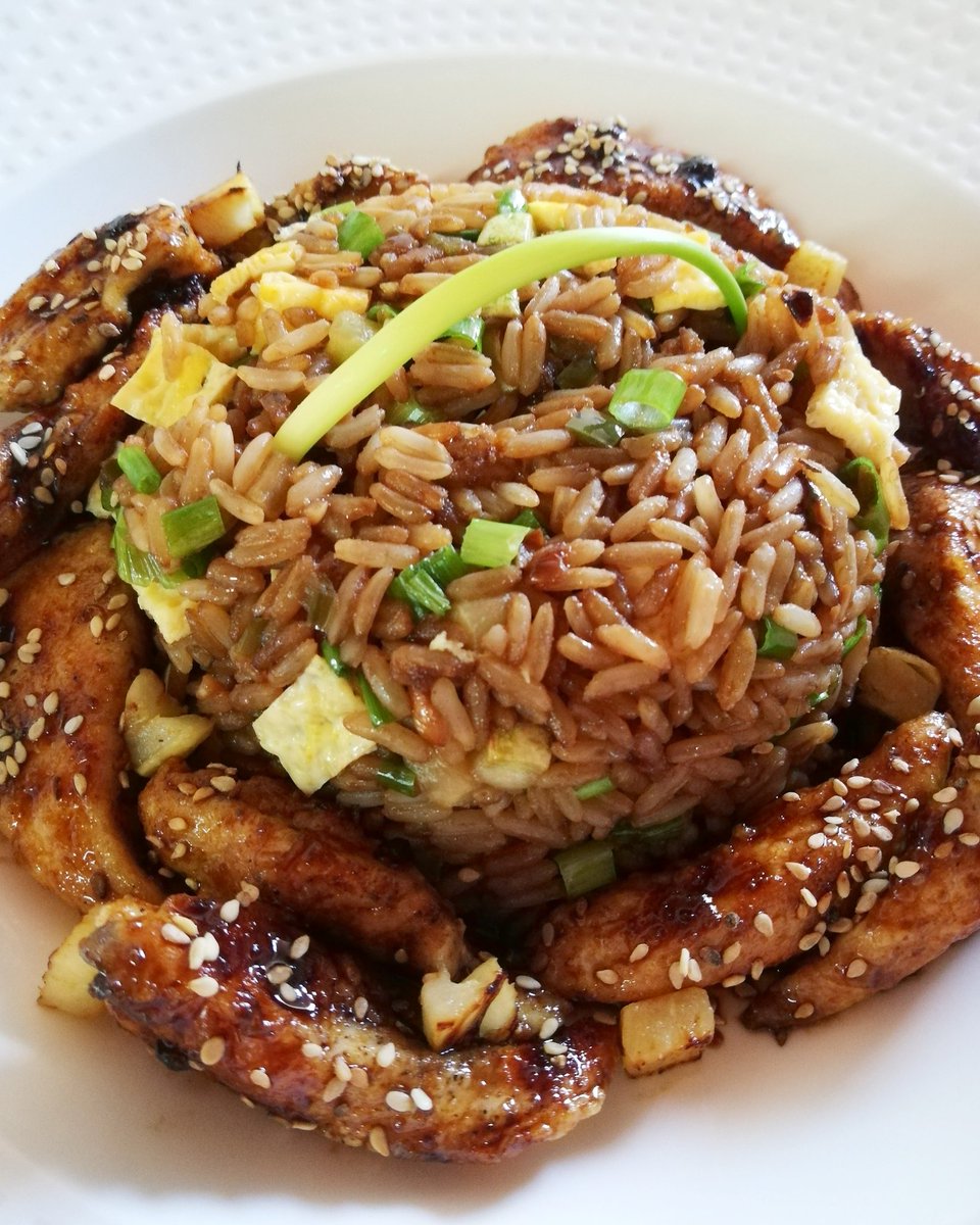 chefcaroluna's tweet photo. En la votación de instagram "Arroz frito vs Pollo teriyaki" ganó el pollito, pero decidí hacer los dos jajaja asi que aquí tienen: Arroz chaufa vegetariano y Pollo teriyaki agri-picante con piña grillada.

Está... Que te MUE RES 🔥🔥🔥🔥

#MasterChefPY #masterchefparaguay https://t.co/ffN1IzPV10