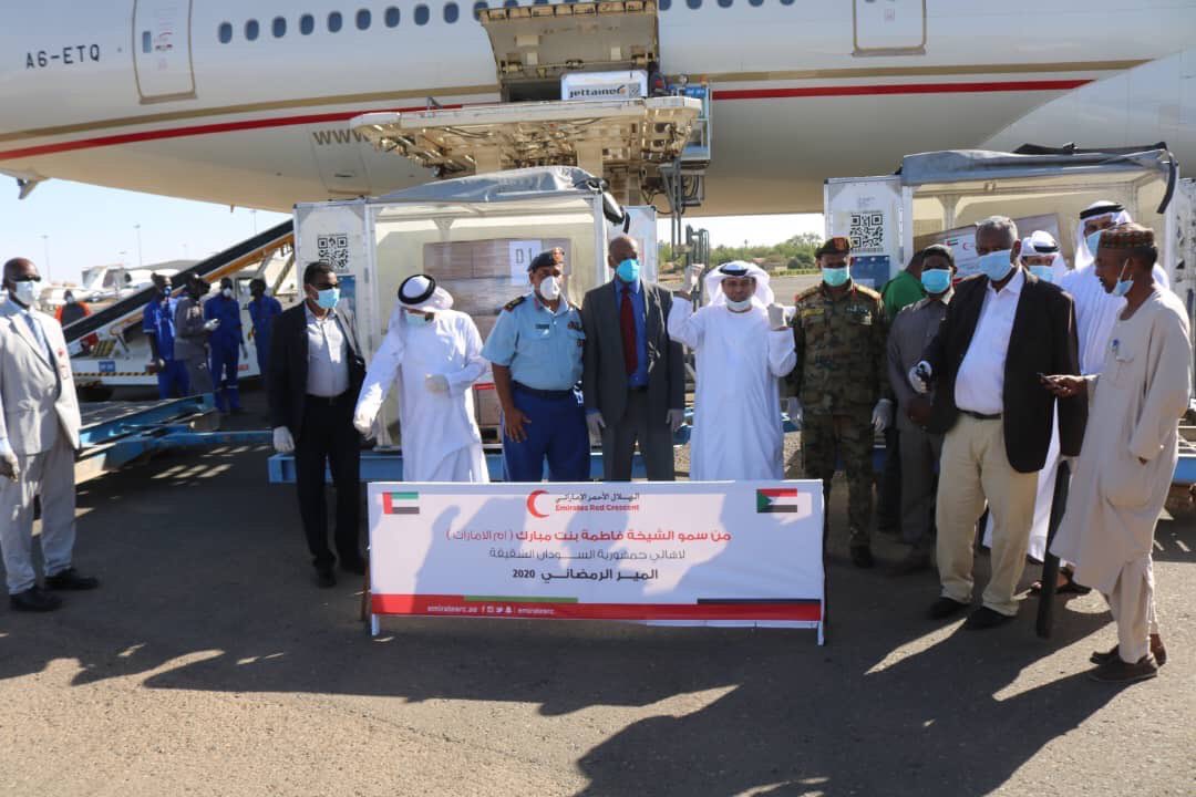 جسر جوي إمارتي لنقل دعم #ام_الامارات الشيخة #فاطمة_بنت_مبارك  للسودان مؤونه رمضان تتضمن مواد غذائية يستفيد منها نحو (22) ألف شخص في (6)ولايات سودانية.
قال حمد الجنيبي؛
هذا الدعم هو تقليد إماراتي راسخ وسُنة حميدة في إطار البر والتواصل لدى شعب الامارات لدعم الأخوة في السودان.
