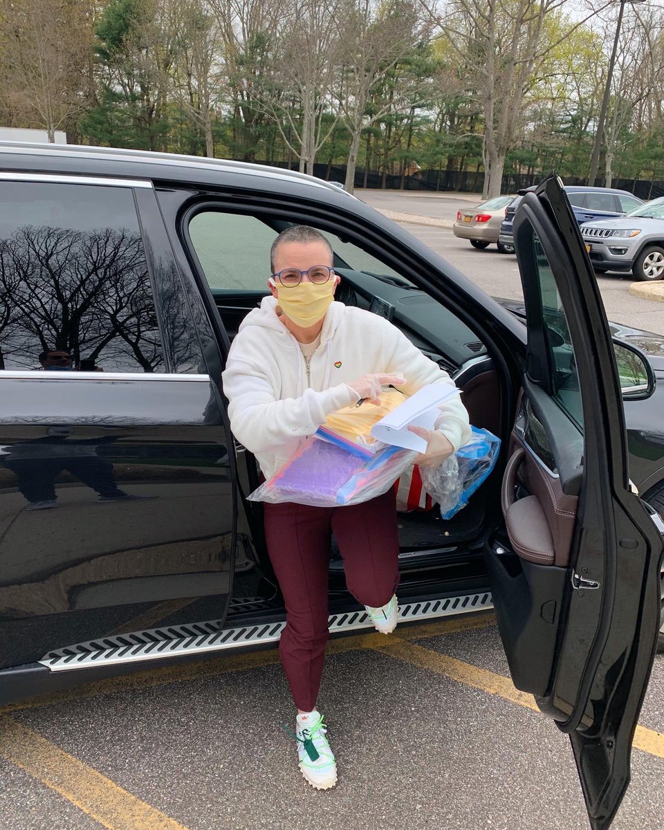 AmericanaShops's tweet photo. Personal Shopping Director, Danielle Merollo delivered the first round of masks to the DeMatteis Center at St. Francis Hospital in conjunction with @sew4lives yesterday! Sew4Lives sews masks for healthcare workers on the frontlines at our area hospitals. 🤍👏🏻 #AmericanaManhasset https://t.co/J56c7XKgS0