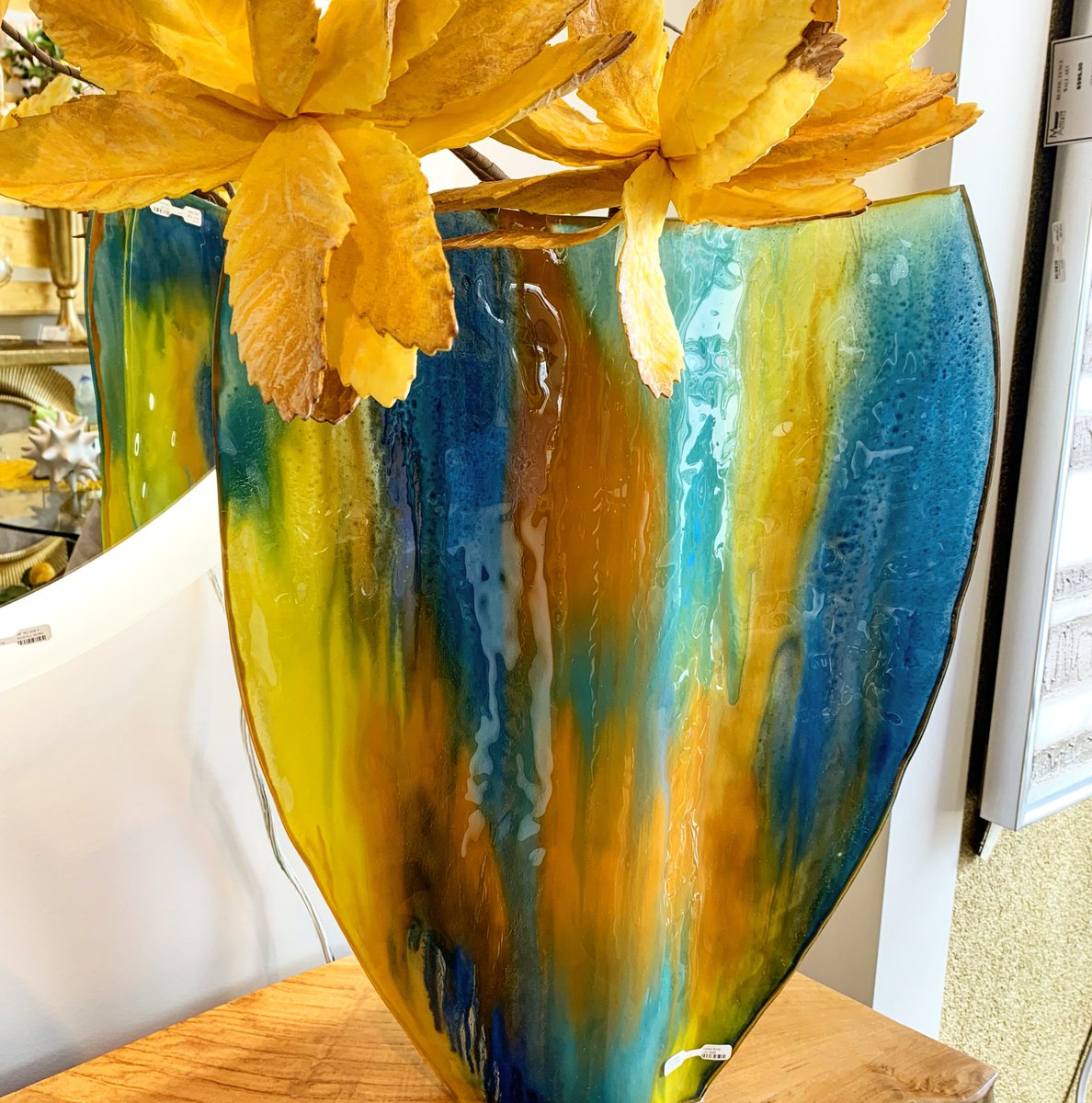 The vibrance of colour sure can awaken our spirits and home.
#colour #colourfulhome #glassaccents #colourfulvase #vibrant #homelove #vases #artisticstyle #canadianartisan #oneofakind #artistichome