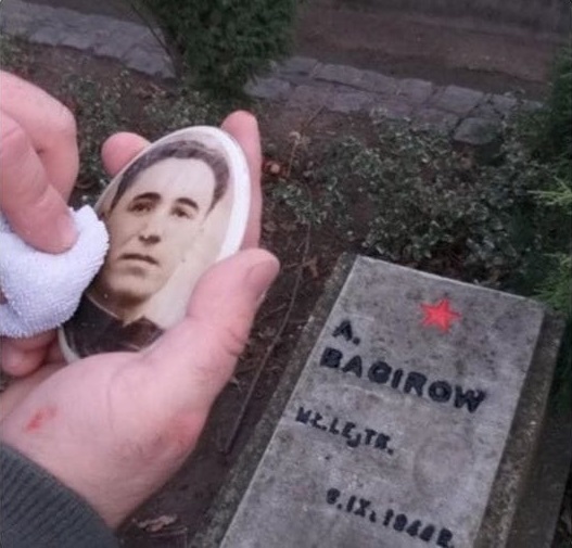 M5NZyOhxPbaRTaE's tweet photo. Поляк Блажей Кравчик восстанавливает памятники и могилы советским воинам, погибшим при освобождении Польши. https://t.co/4Yd7MXi09v